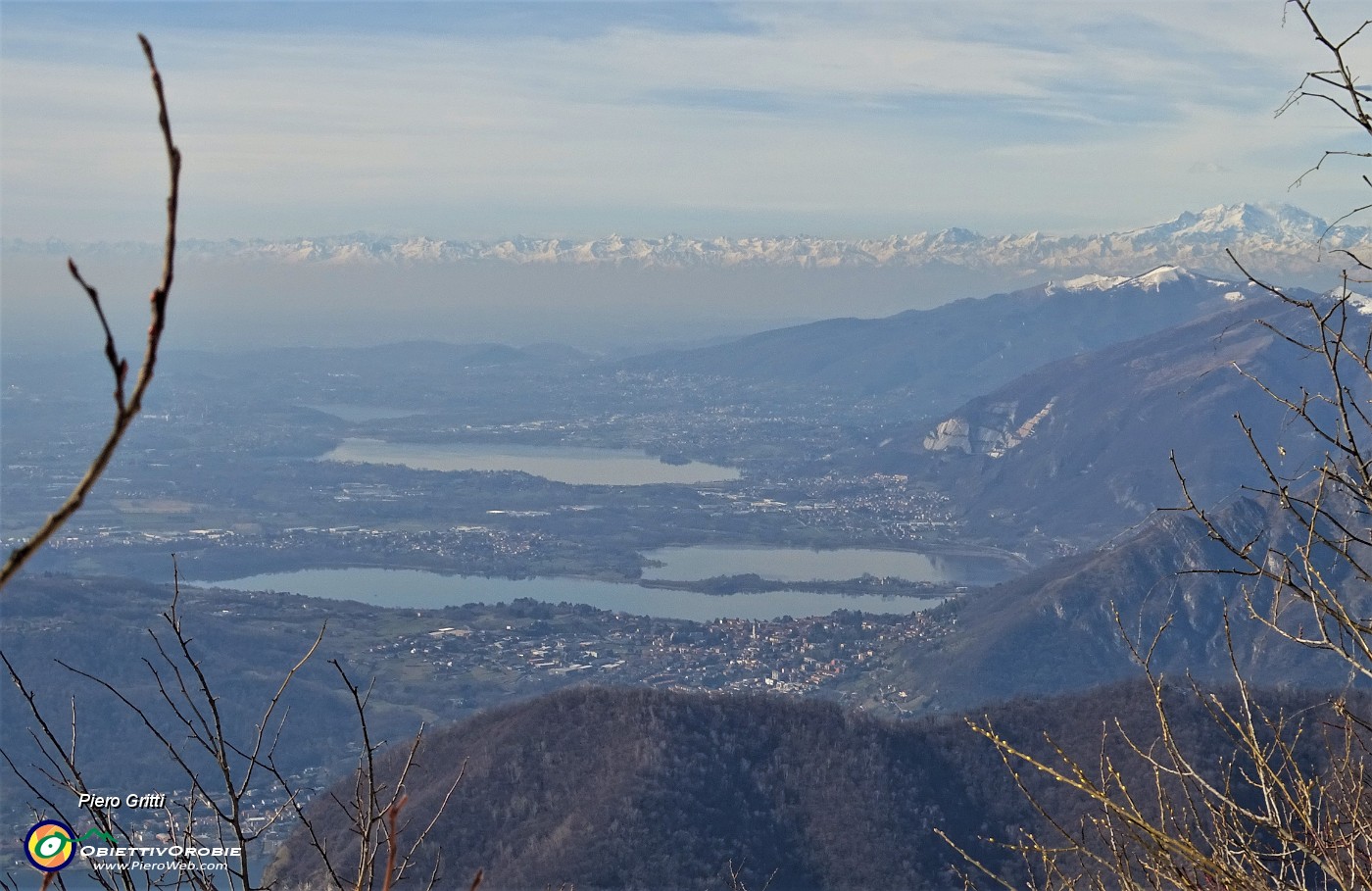 60 Zoom verso i laghi di Annone e Pusiano e verso il Monte Rosa (4634 m).JPG